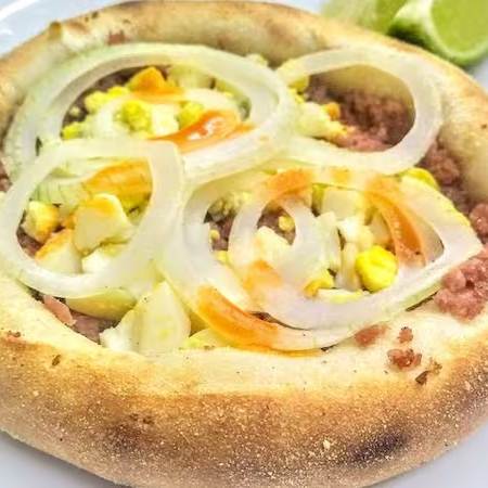 Uma ótima opção de sabor para quem gosta de uma boa esfiha de calabresa, ovo, cebola e molho de pimenta, extremamente saborosa e muito bem temperada!