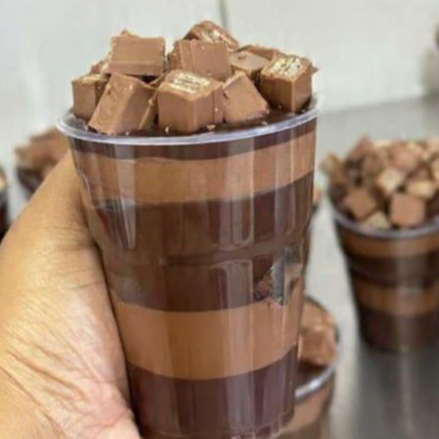 Creme de chocolate, mousse de chocolate, brownie e na finalização pedaços de KitKat.
