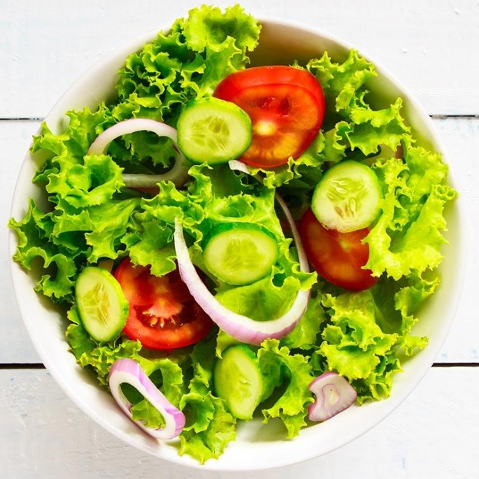Alface, cenoura, beterraba, tomate, pepino e cebola.