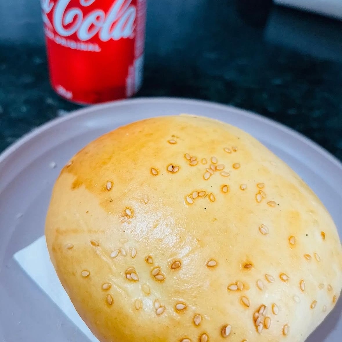 Um delicioso Hambúrguer com fatias de presunto, tomate e Catupiry
