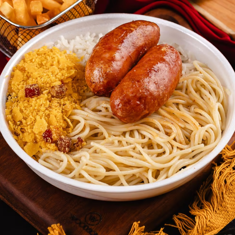 Arroz soltinho, feijão bem temperado, macarrão alho e óleo, farofa crocante, fritas crocantes e linguiça toscana.