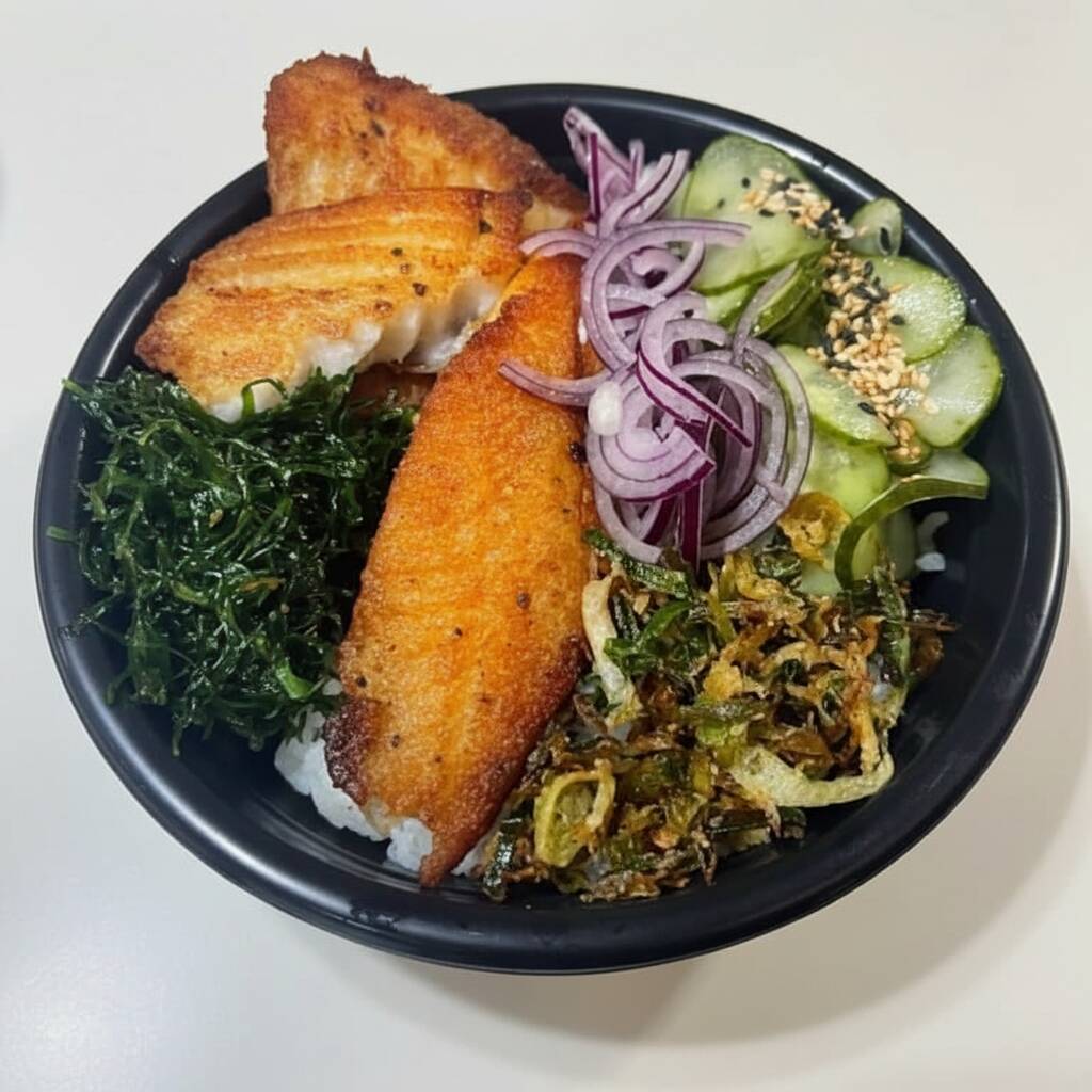 250 Arroz japones, Felé de tilapia, crispe de couve , cebola roxa, crisp de alho poro, gergelin e sunomono.