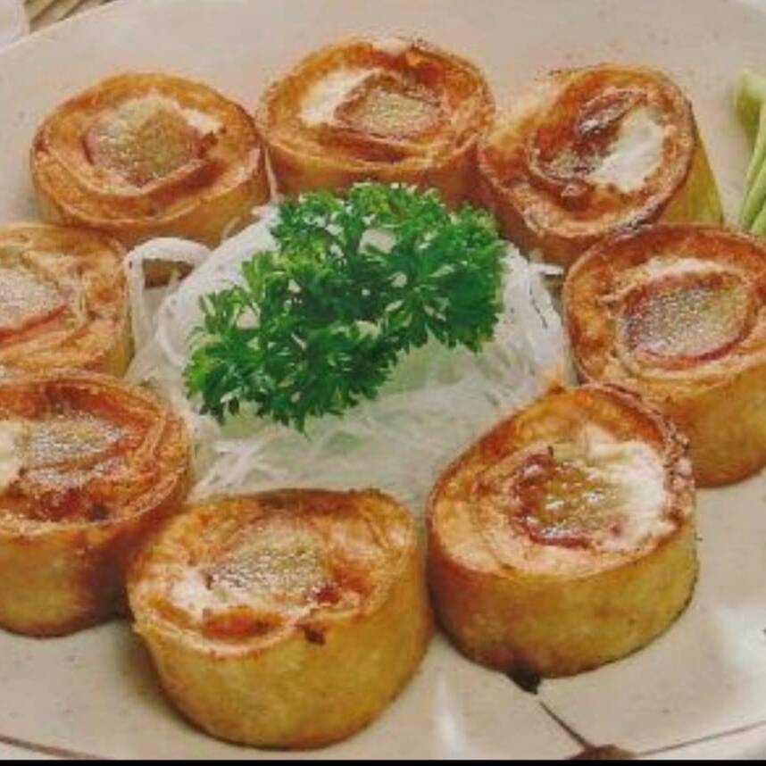 Massa harumaki recheado com salmão e kani e cream cheese, frito na hora até ficar dourada e sequinha. Uma combinação irresistível de crocância por fora e cremosidade por dentro.