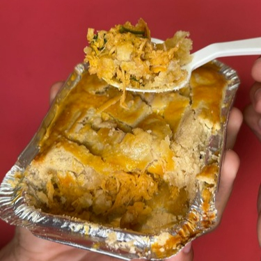 Empadão de frango com massa leve e crocante por fora, recheio super cremoso, com frango desfiado no tempero certo e um toque especial de Catupiry® original. Feito com ingredientes frescos e embalado com todo cuidado, para chegar irresistível até você.