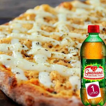 Pizza grande com massa artesanal, coberta com molho de tomate e queijo mussarela. Metade da pizza recebe uma generosa camada de calabresa fatiada, cebola e orégano, enquanto a outra metade é preparada com bastante mussarela e orégano, garantindo o equilíbrio perfeito entre os sabores clássicos.
Acompanha 1 refrigerante de 1 litro gelado para completar a refeição.
