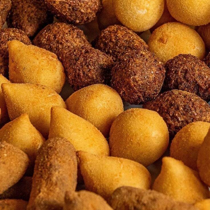Para comemorar ou matar aquela vontade: 100 salgadinhos fritos bem crocantes e saborosos! Variedade: coxinhas, bolinhas de presunto e mussarela, risole de milho c/ Catupiry, quibes, croquetes de carne e delicia de alho poró. Acompanha Coca Cola 2 Litros geladinha