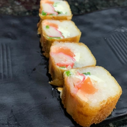 Sushi enrolado na massa harumaki, recheado com salmão, cream cheese, kani, maçã verde e cebolinha