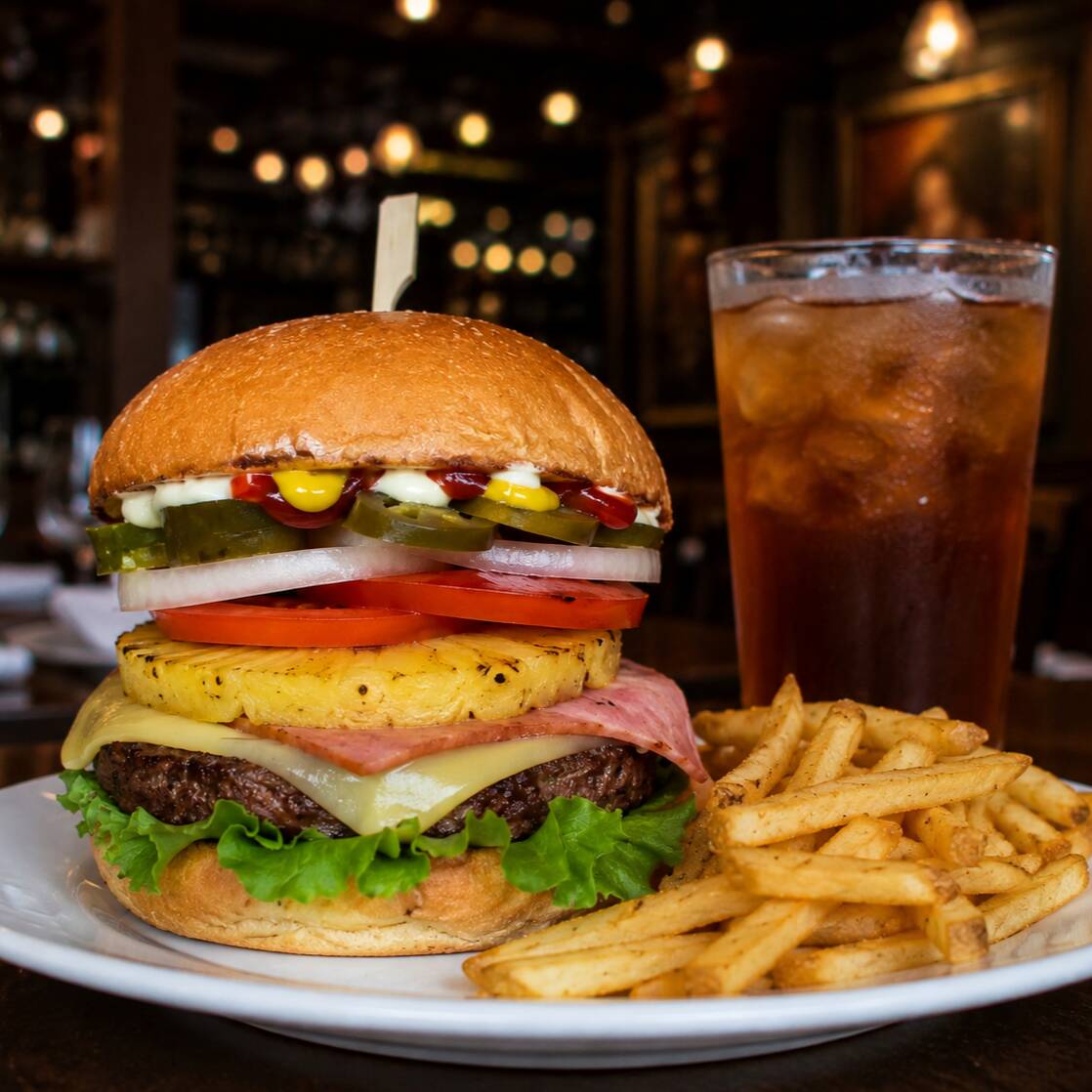 HAMBURGUESA CON PAPAS Y BEBIDA