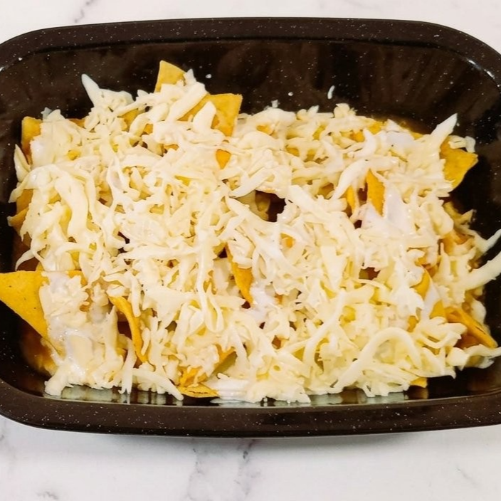 Chilaquiles con Queso + Agua de Jamaica 500 Ml