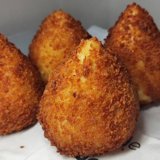 UMA coxinha de frango super crocante, recheada com catupiry original. serve bem 1 pessoa