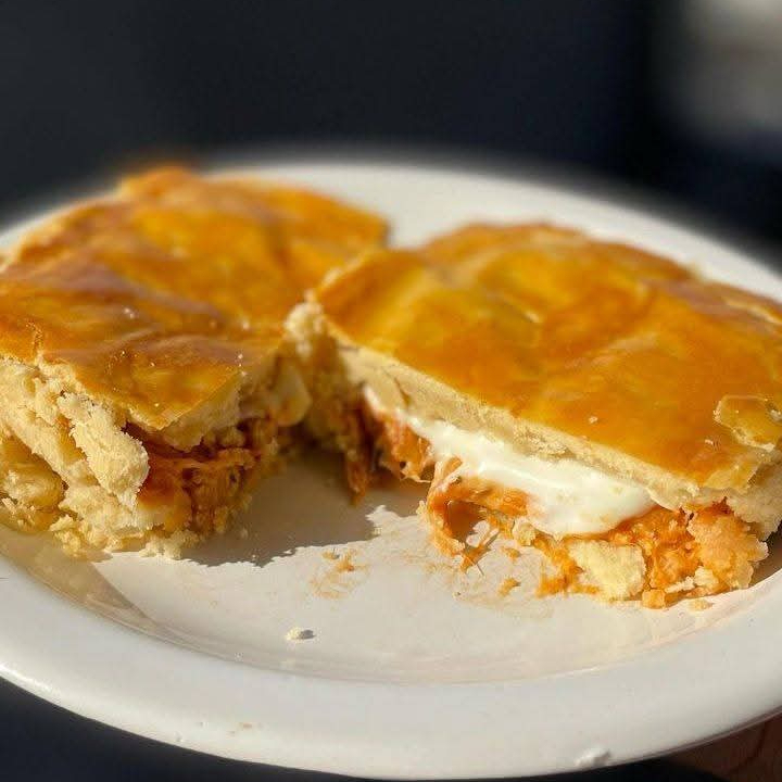 Massa levinha e que derrete na boca, recheio cremoso e bem temperadinho de frango, catupiry original. Marmitinha aproximadamente 230grs.