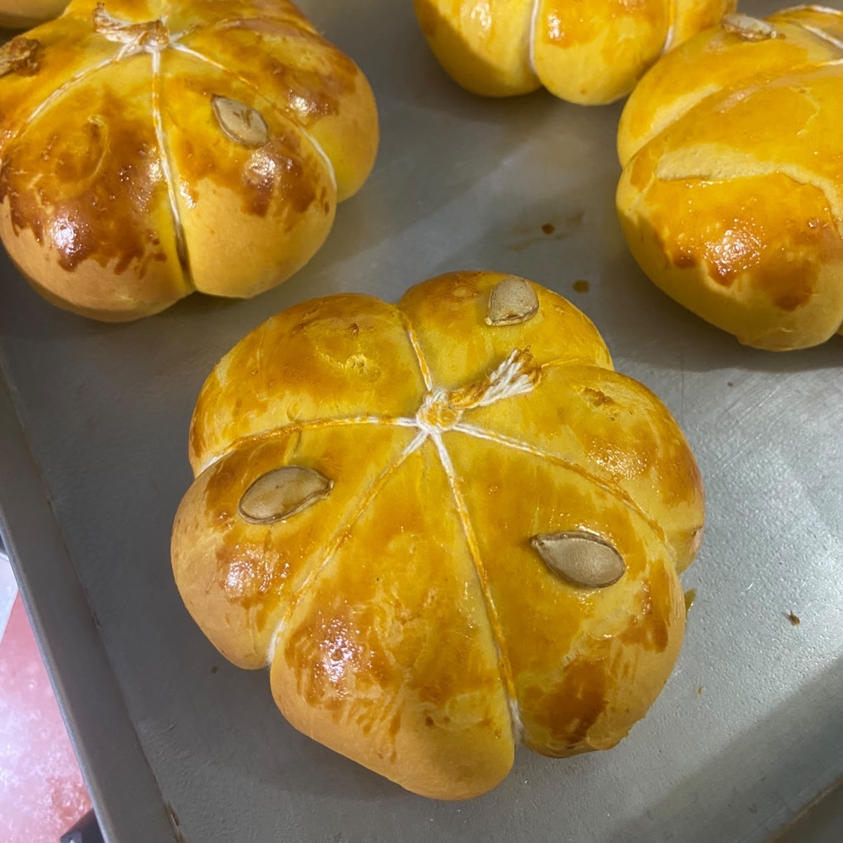 Massa feita de abobora, leve e fofinha, recheio de calabresa com crena cheese