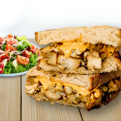 Toast de Pollo + Mini Ensalada