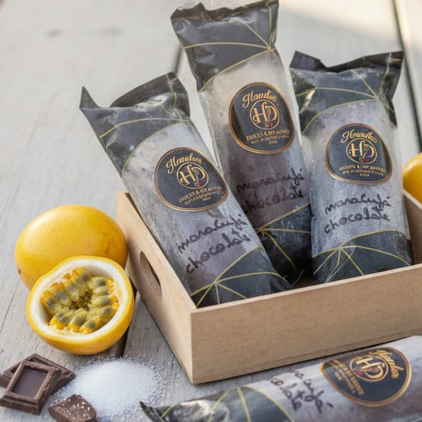 O segredo da felicidade? Uma mordida na casquinha de chocolate que se quebra, e logo depois a cremosidade ácida do maracujá... Pare, pense e peça o seu! ---------------------#Geladinhotrufado #Maracujacomchocolate #Casquinhadechocolate #Dindingourmettrufado #Sacolégourmet #Choppgourmet #Rendaextra #Empreendedorismodoce #Pequenosnegócios #Deliverydedoces #Geladinhoparavender #Encomendas #Compredopequeno