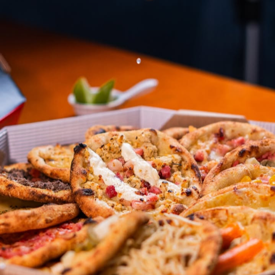 2 Carne c/ Queijo , 2 Calabresa c/ Cheddar, 2 Frango c/ Catupiry