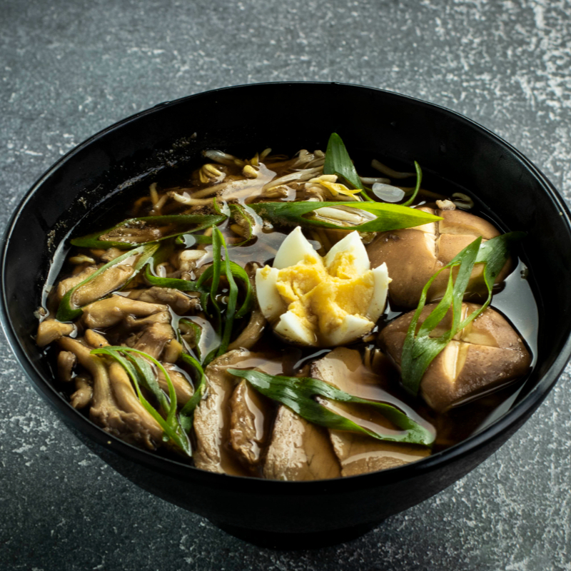Sopa oriental, composta por macarrão de trigo em um caldo saboroso lámen, lombo de porco, shimeji, shitake, ovo e cebolinha para finalizar... Sem alterações!!! Deixe sua avaliação no ifood sobre esse pedido... Sua avaliação 5 estrelas vai nos ajudar bastante ;)