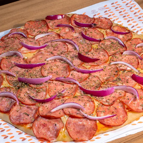 Molho de tomate gratinado e exclusivo, queijo mussarela, e bastante calabresa fatiada.