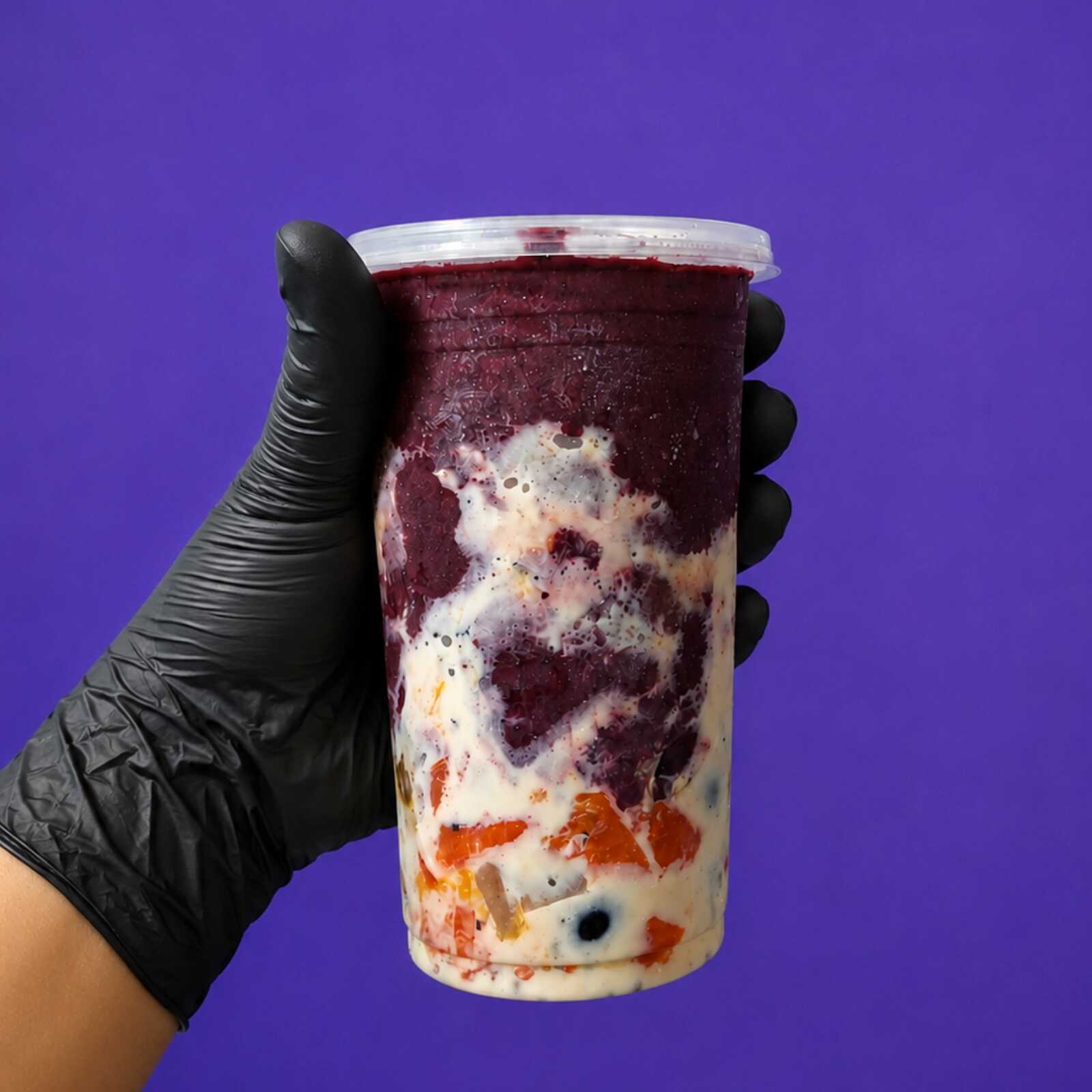 Açaí Cremoso + Salada de Frutas Cremosa no copo de 300ml. O equilíbrio perfeito entre a energia do açaí e o frescor das frutas! Nosso açaí premium, super cremoso, servido com uma salada de frutas frescas e selecionadas (banana, morango, uva e manga) cortadas na hora. Finalizado com uma camada generosa do nosso creme secreto e leite condensado. Geladinho, saudável e delicioso.