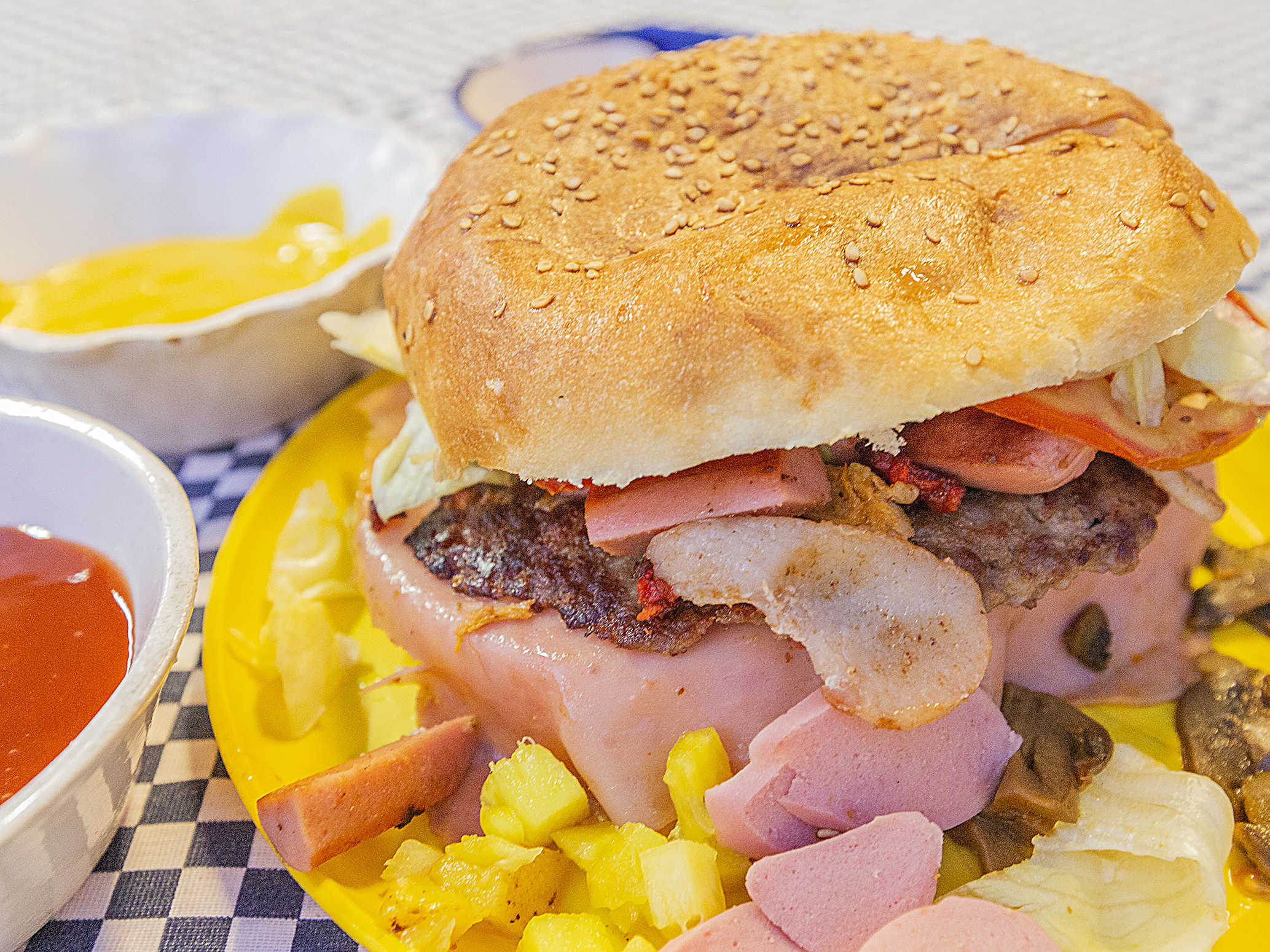 Hamburguesa Charly + Agua fresca