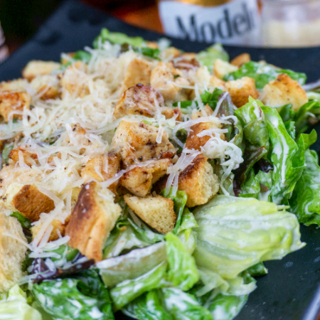 Ensalada Cesar con pollo o camarón