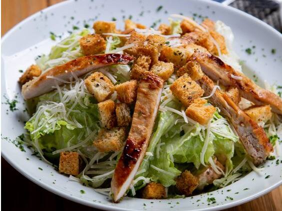 Alface americana, frango grelhado fatiado, parmesão ralado,molho caesar e croutons.