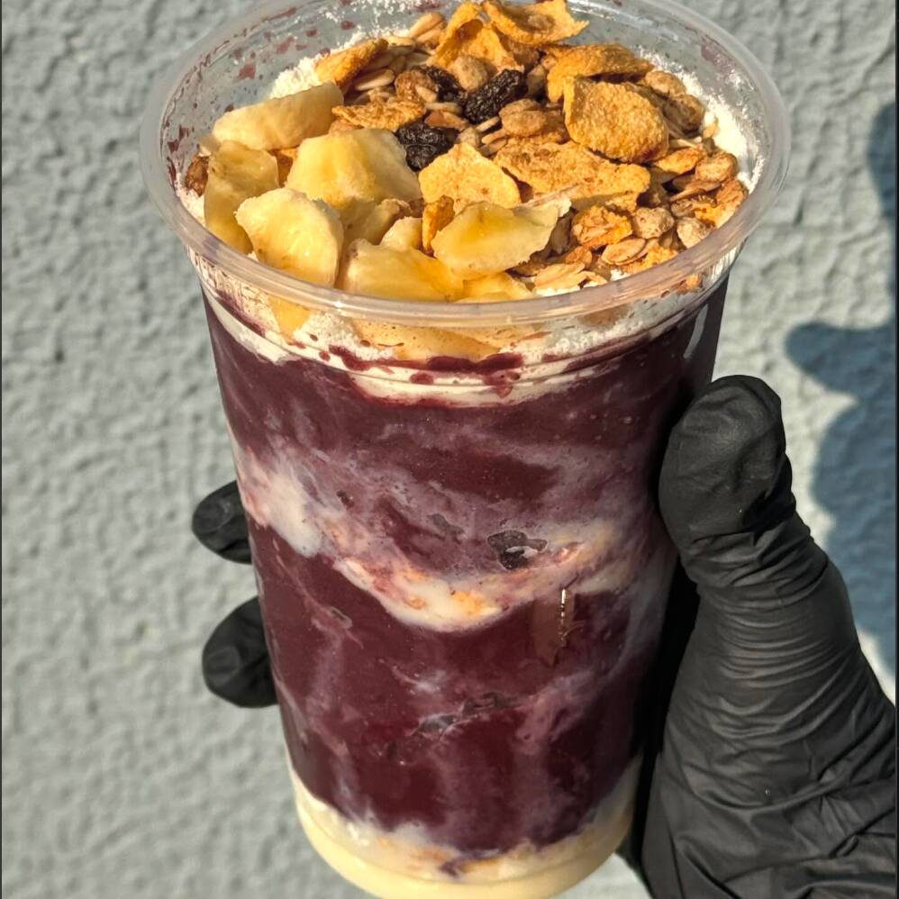 Banana, Granola e Leite condensado. Clássico como tem que ser: cremoso, equilibrado e com aquela mistura que nunca sai de moda. Simples, nutritivo e muito saboroso.