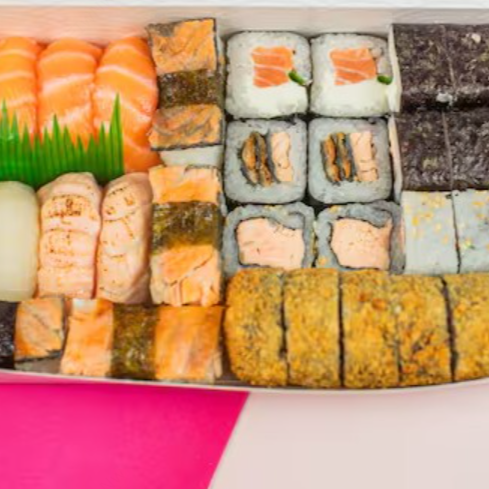 4 Niguiri de salmão fresco, 2 Niguiri de salmão maçaricado, 2 Niguiri de peixe branco com conserva de alho poró, 4 Niguiri skin, 6 Deliciosos Hot Filadélfia, 5 Maki Filadélfia, 5 Maki skin e 5 Uramaki de salmão grelhado.