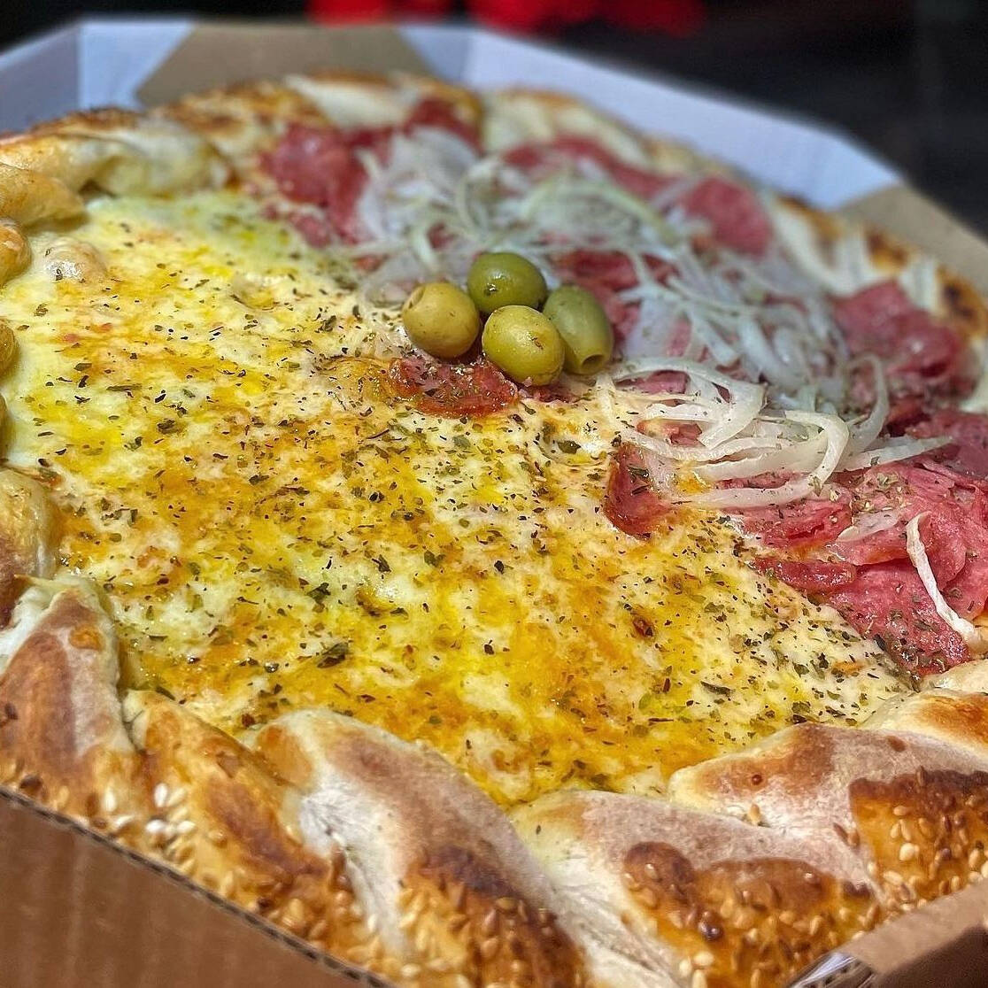 Meia Mussarela Meia Calabresa, cebola e azeitona.