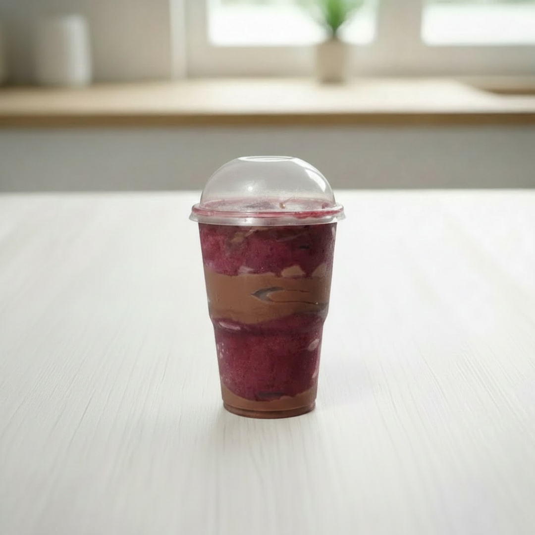 Açaí batido com morango, completado com camada de chocolate 50% trufado. Copo de 300ml.