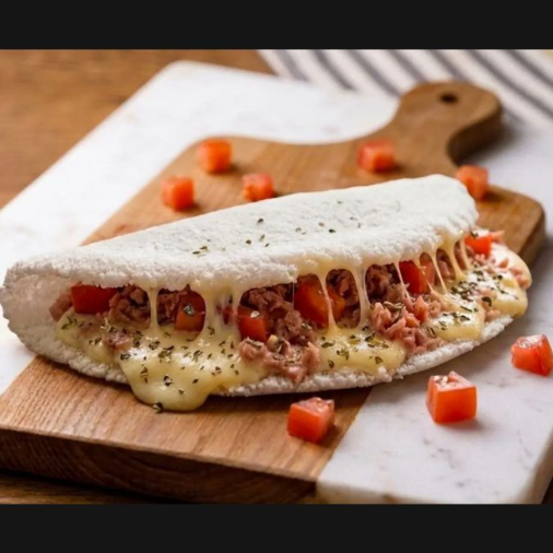 Massa de Tapioca recheada com presunto, mussarela, tomate e orégano
