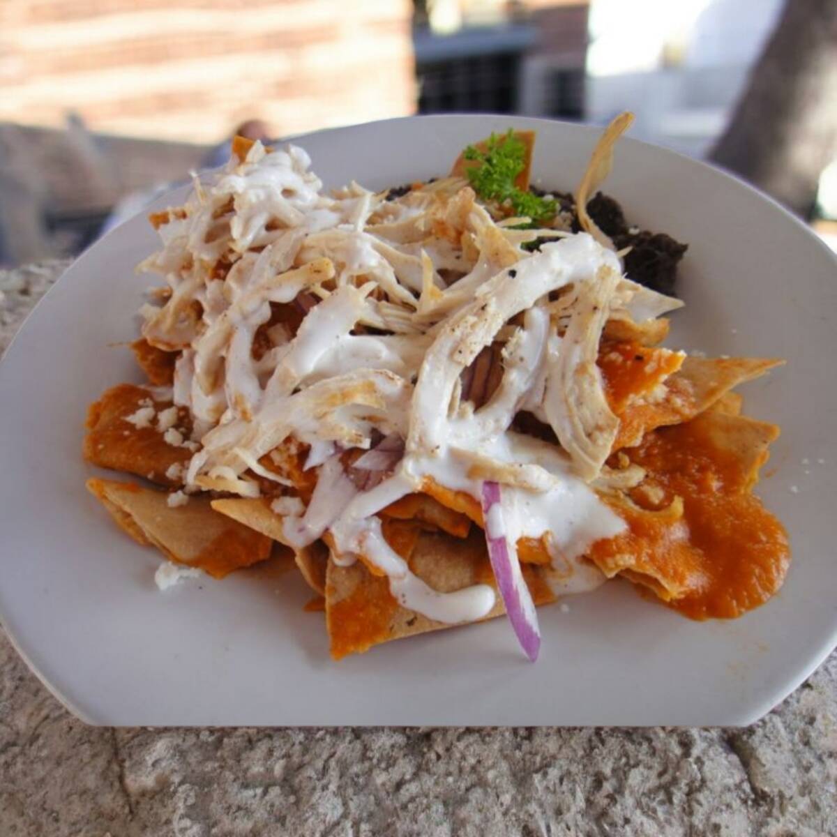 Chilaquiles Rojos Con Pollo Desebrado