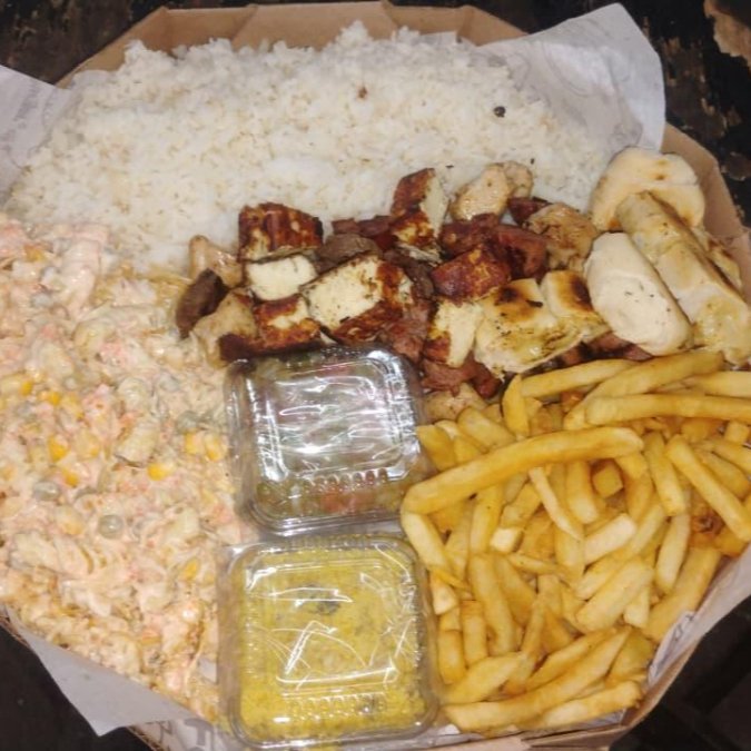 Arroz farofa Macarronese molho 5 espetos carne mista linguiça queijo filé pão e batata frita