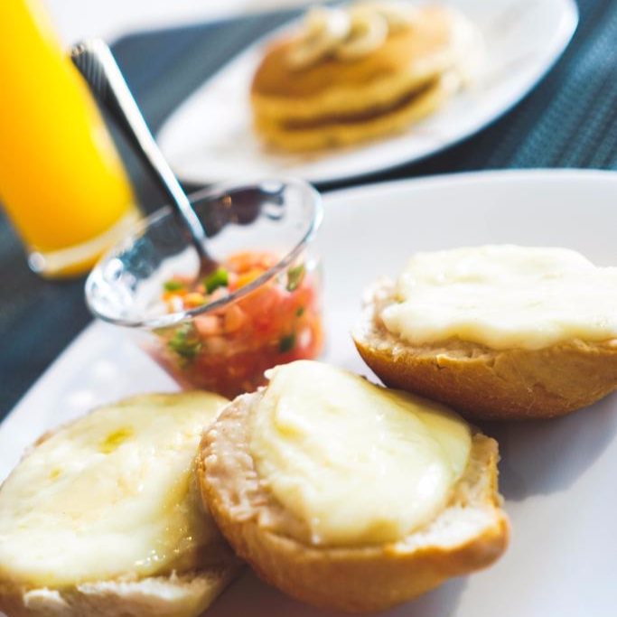 Paquete 3 (Hot cakes, molletes y jugo.)