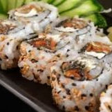 porção com 10 unidades de uramaki com recheio de skin com cream cheese