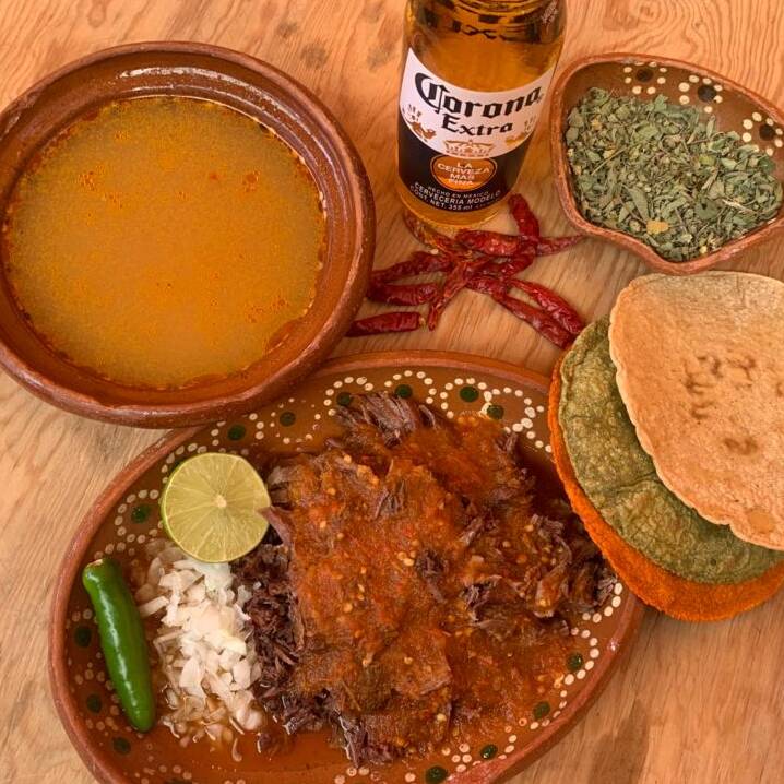 Plato Chico de Birria de Res Surtida y consome