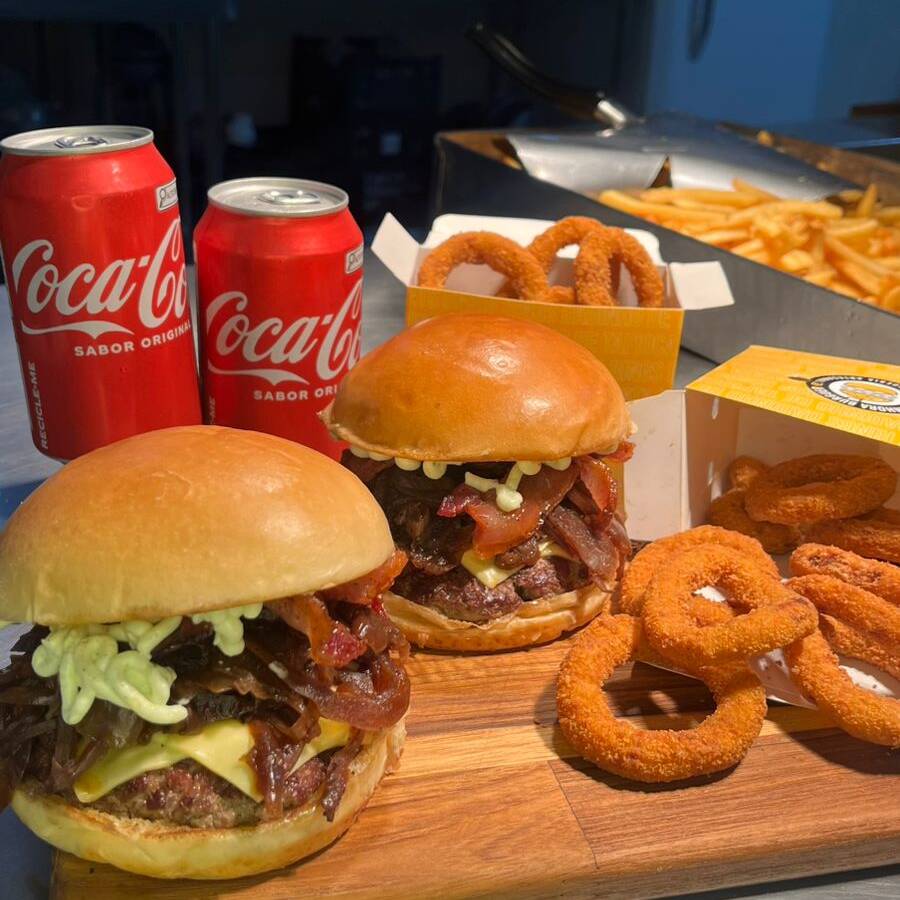 Dois Burgers Dona Marlene: Um burguer que fala por si só! Pão brioche selado na manteiga, burger de 160g, mussarela fatiada, bacon crocante, cebola caramelizada e maionese Senhora.
+
Duas Onion Rings: Douradas e irresistíveis. Perfeitas para compartilhar ou saborear sozinha, com aquele sabor que vai te deixar querendo mais! *Ps: item pode sofrer alteração no transporte * não acompanha molho
+
Duas Coca-colas (350ML)