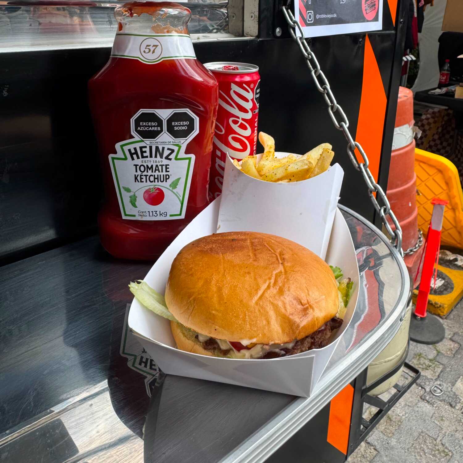 hamburguesa sencilla con papas y refresco