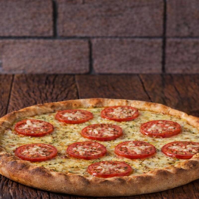 Delicie-se com a simplicidade desta pizza de mussarela, onde o queijo derretido e dourado se encontra com o molho de tomate tradicional, tomate e um toque de orégano.