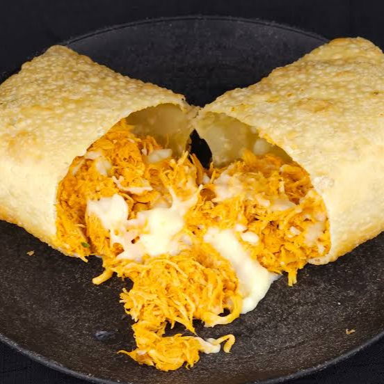 Massa crocante e sequinha , recheio de frango desfiado bem temperadinho e Requeijão cremoso tipo Catupiry.