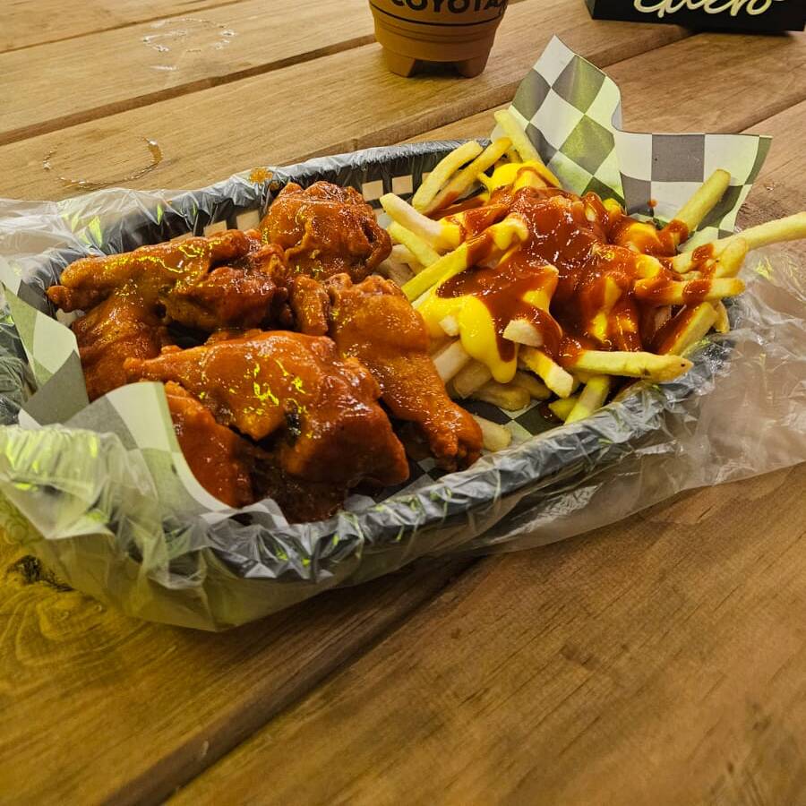 Alitas Ala Valiente con Papas y Refresco