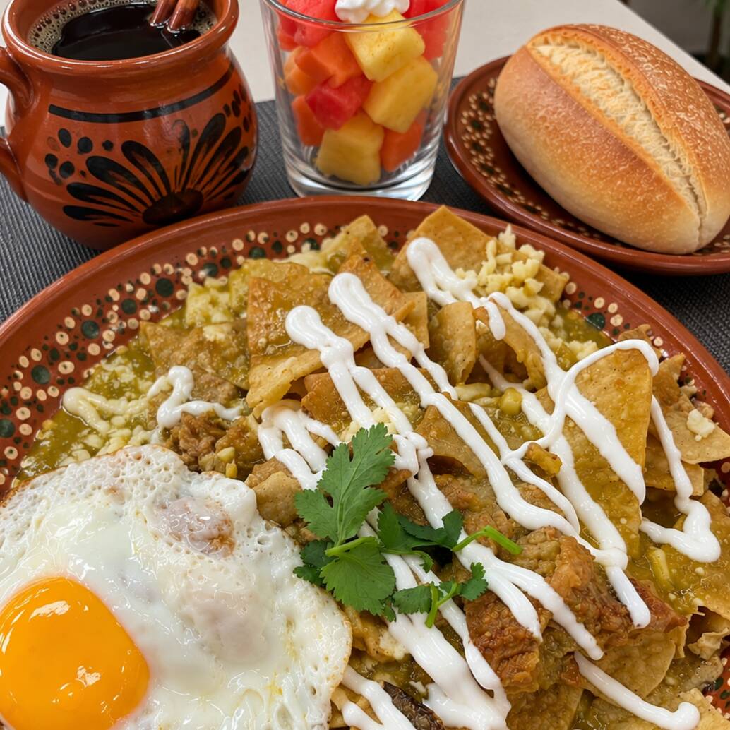 Chilaquiles con Huevo + Fruta + Café