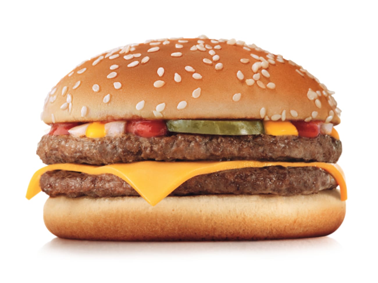 Dois hambúrgueres (carne 100% bovina), queijo processado sabor cheddar, picles, cebola picada, ketchup, mostarda e pão com gergelim.Uma explosão de sabor!
