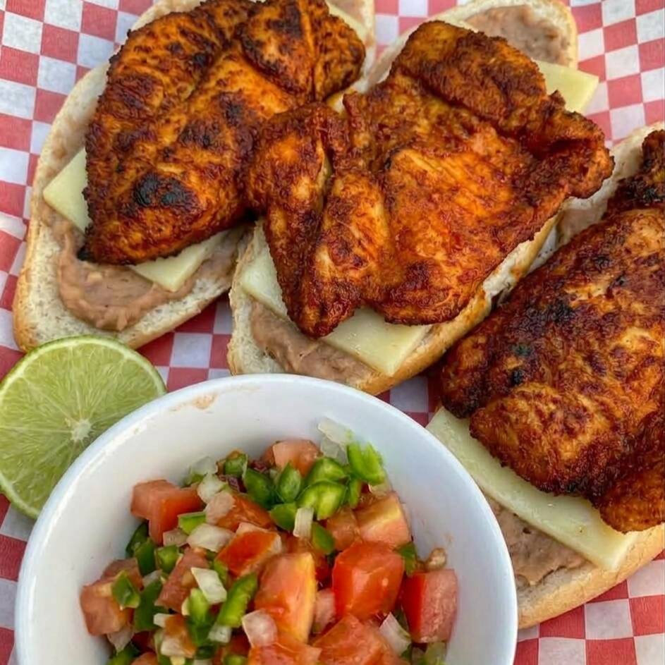 Molletes con Carne Enchilada