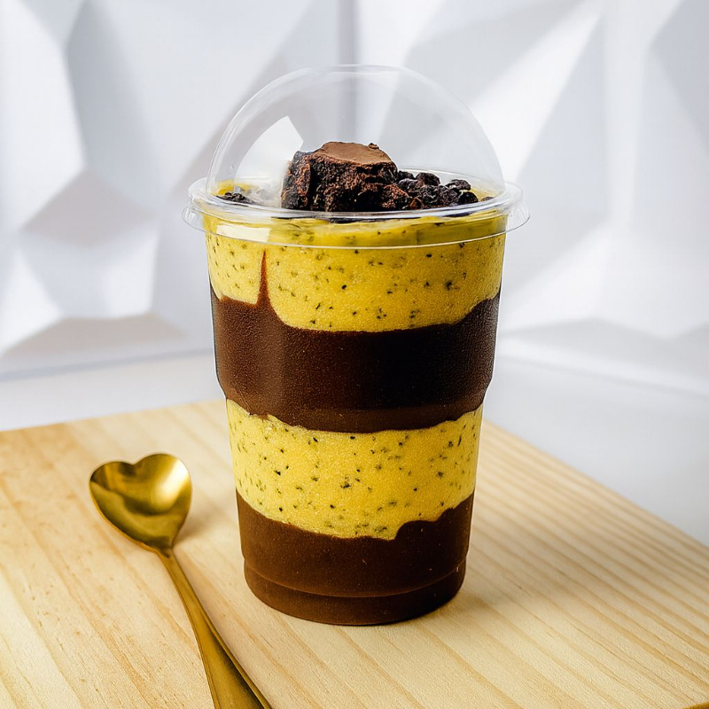 🥄Delicioso copo de chocolate trufado com maracujá cremoso, recheados com brownie.