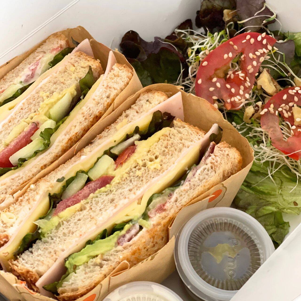 Sandwich de jamón de pavo con ensalada