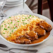 Escalopes de mignon ao molho roti, batata palha caseira e arroz cremoso com ervilhas e presunto
