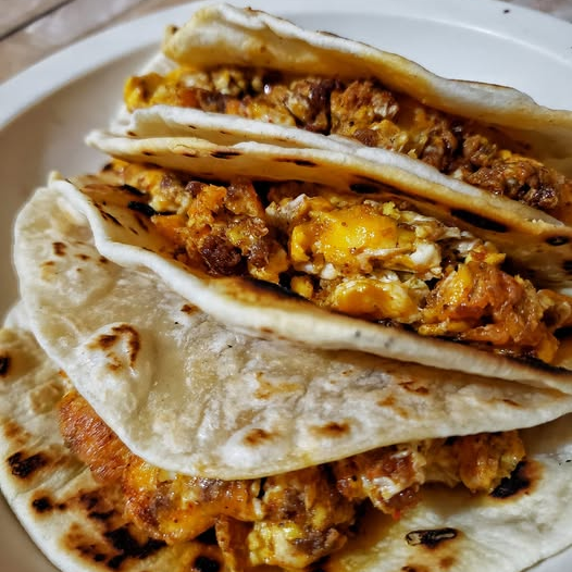 3 Tacos Harina Huevo con Chorizo + Cafe