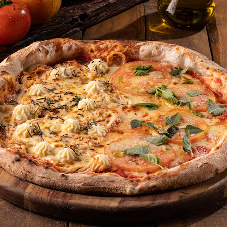 Pizza 1/2 Frango com Catupiry + 1/2 Pizza Margherita - 8 Pedaços A combinação de 2 sabores dos nossos mais vendidos, uma otima escolha para quem ama sabores tradicionais.
