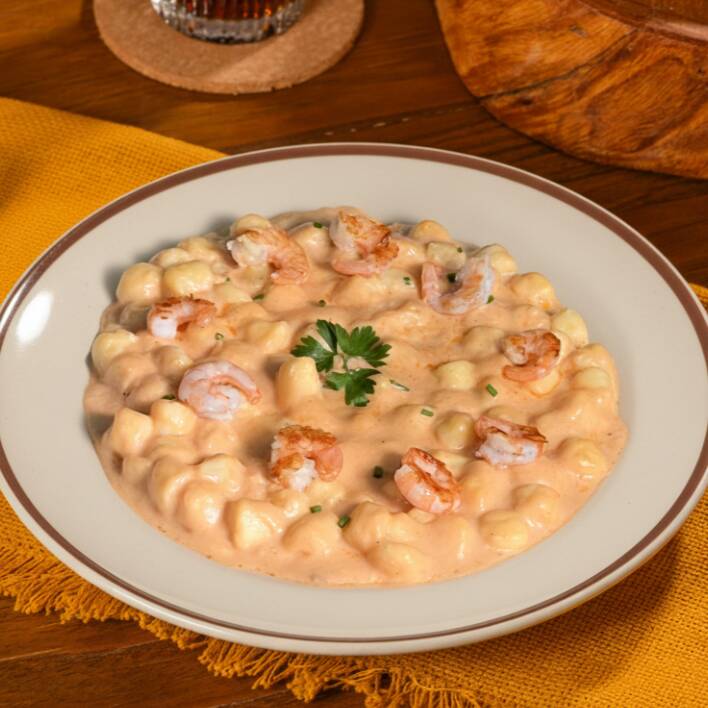 Nhoque de batata com molho cremoso de camarão.