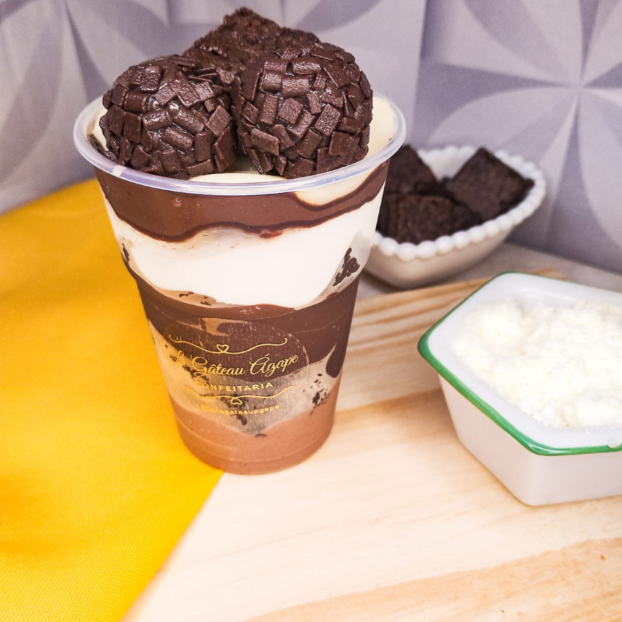 irresistível copo com uma camada com mousse de creme de avelã, uma camada de brownie, uma camada de brigadeiro gourmet, uma camada de brownie, uma camada de chantninho, uma camada de creme de avelã, uma camada de brigadeiro gourmet de ninho finalizado com dois brigadeiros gourmet e um quadradinho brownie. copo 200ml.
